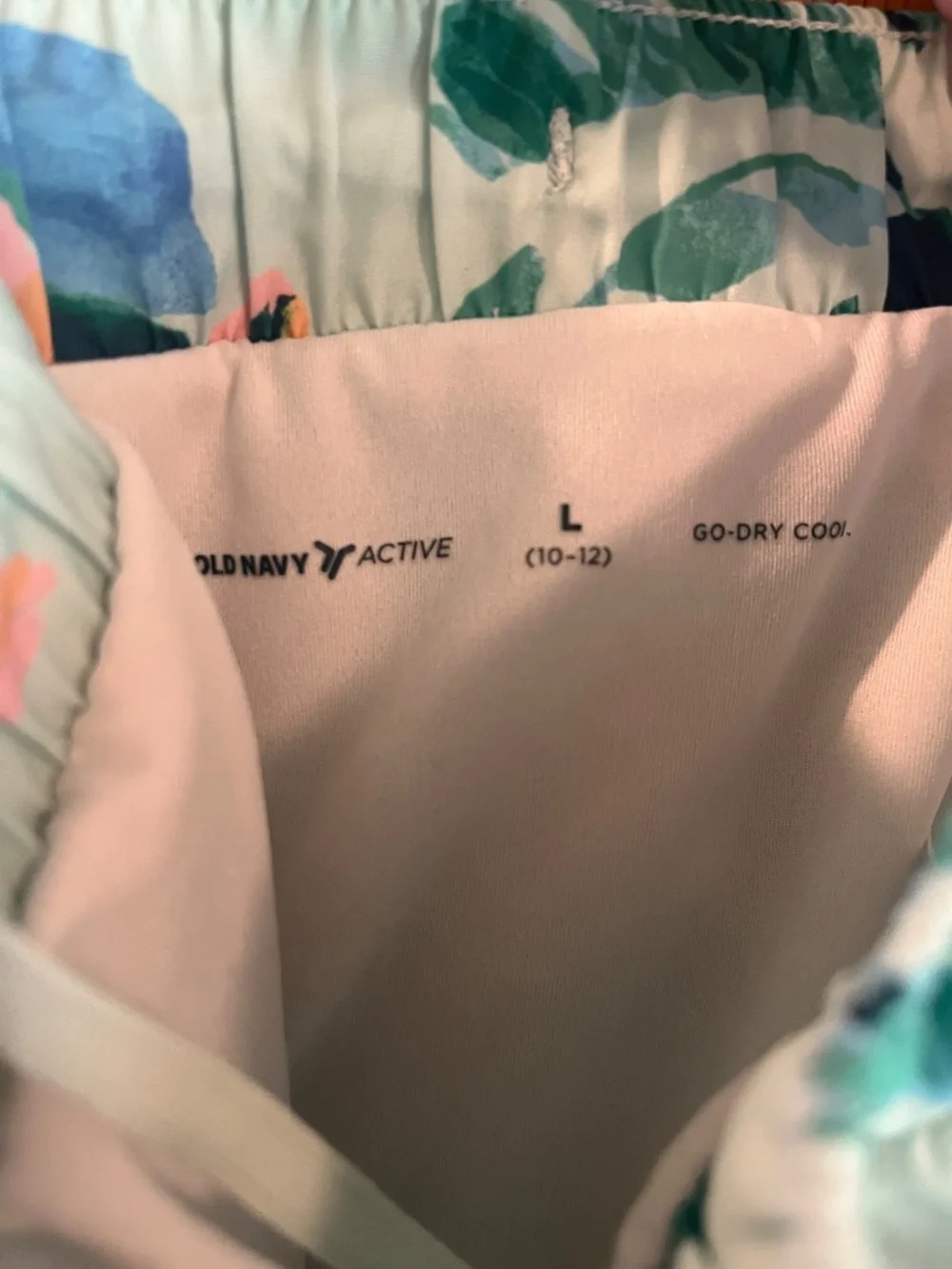 Old Navy rainforest pattern active shorts